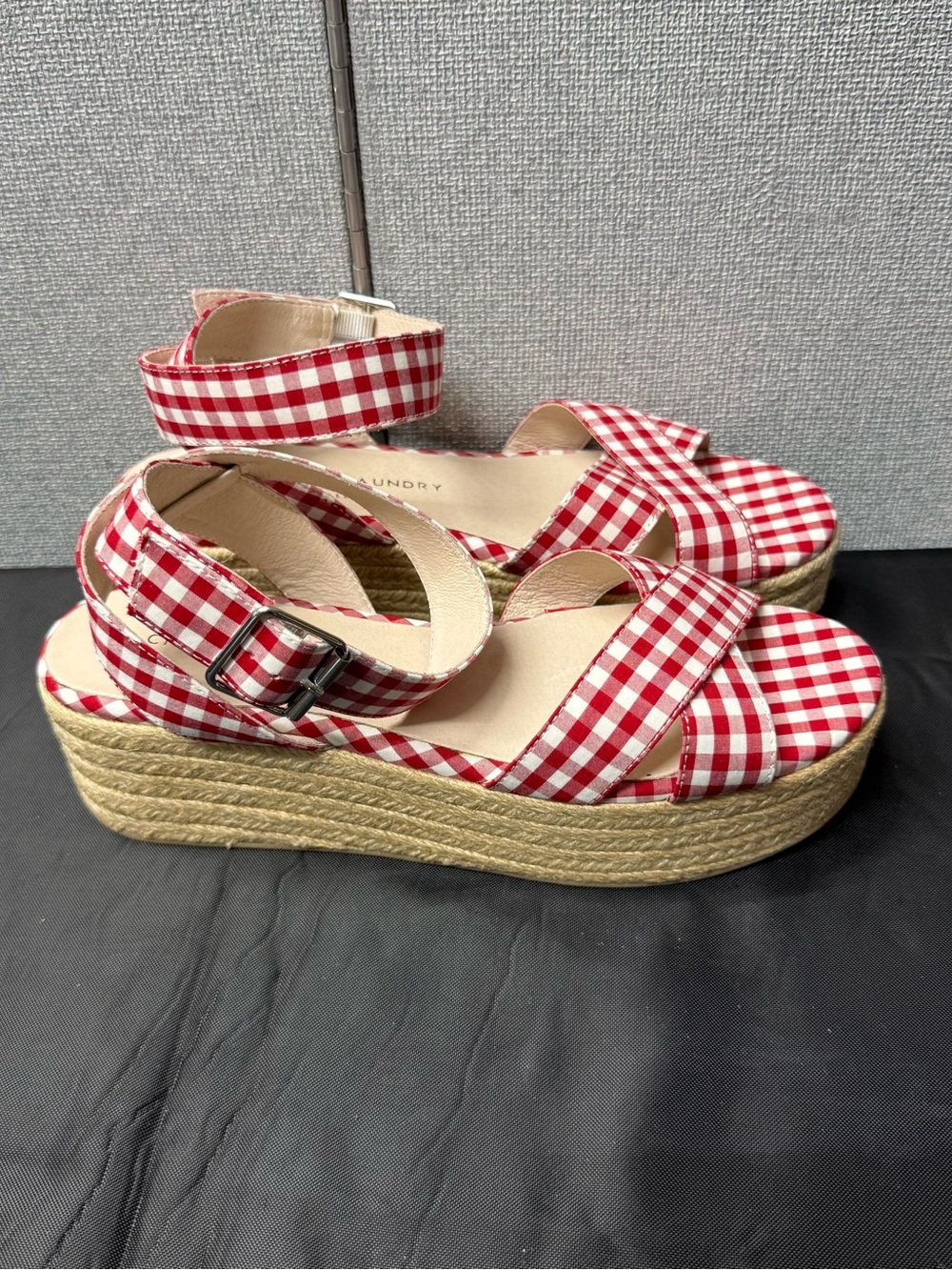 CHINESE LAUNDRY Women
Gingham Sandal